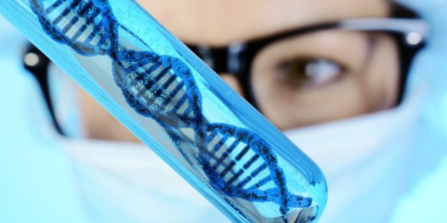 Arzt, Wissenschaftler oder Forscher fr Gentechnik oder Genetik hlt Reagenzglas mit DNA Doppelhelix